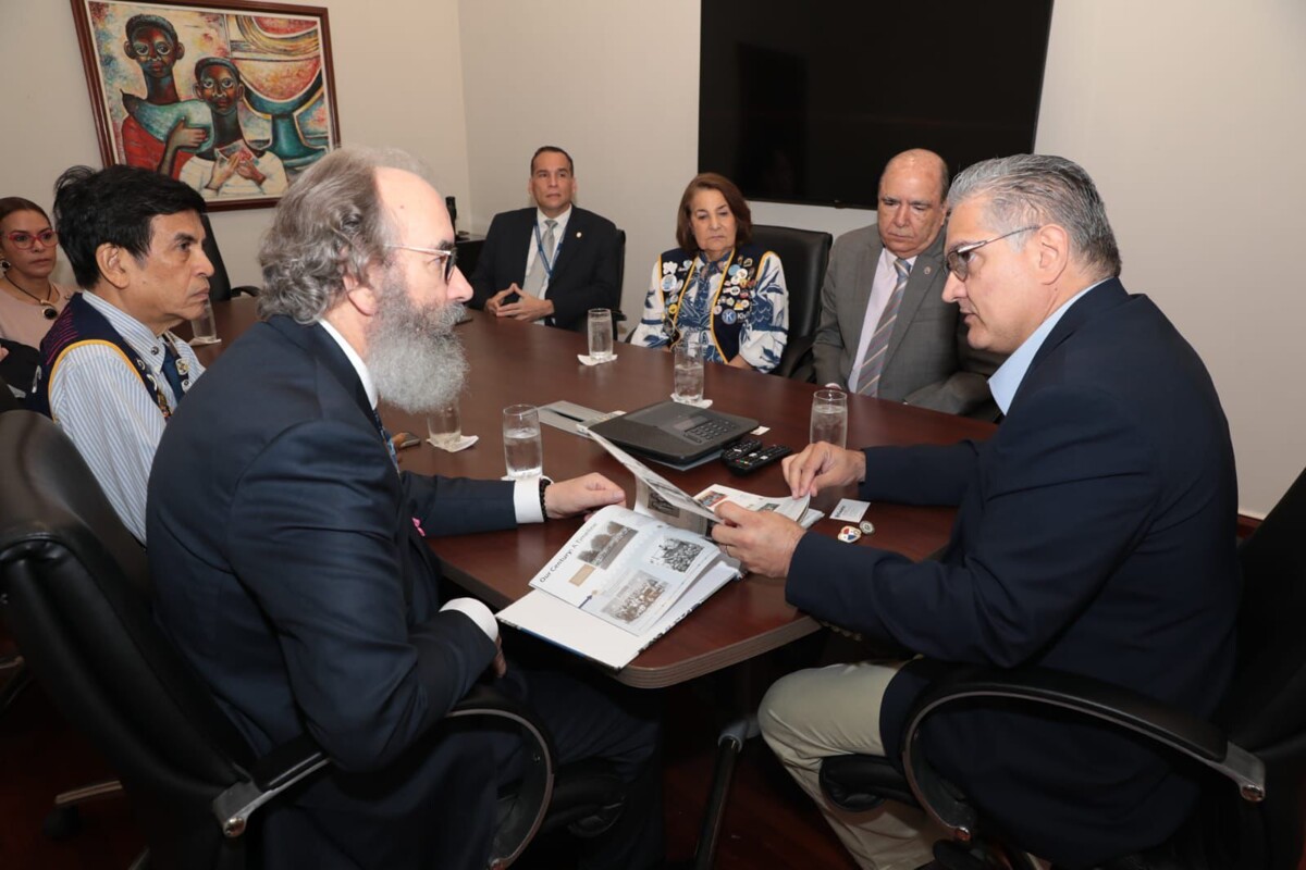 Министр президентства Панамы принял президента Kiwanis International