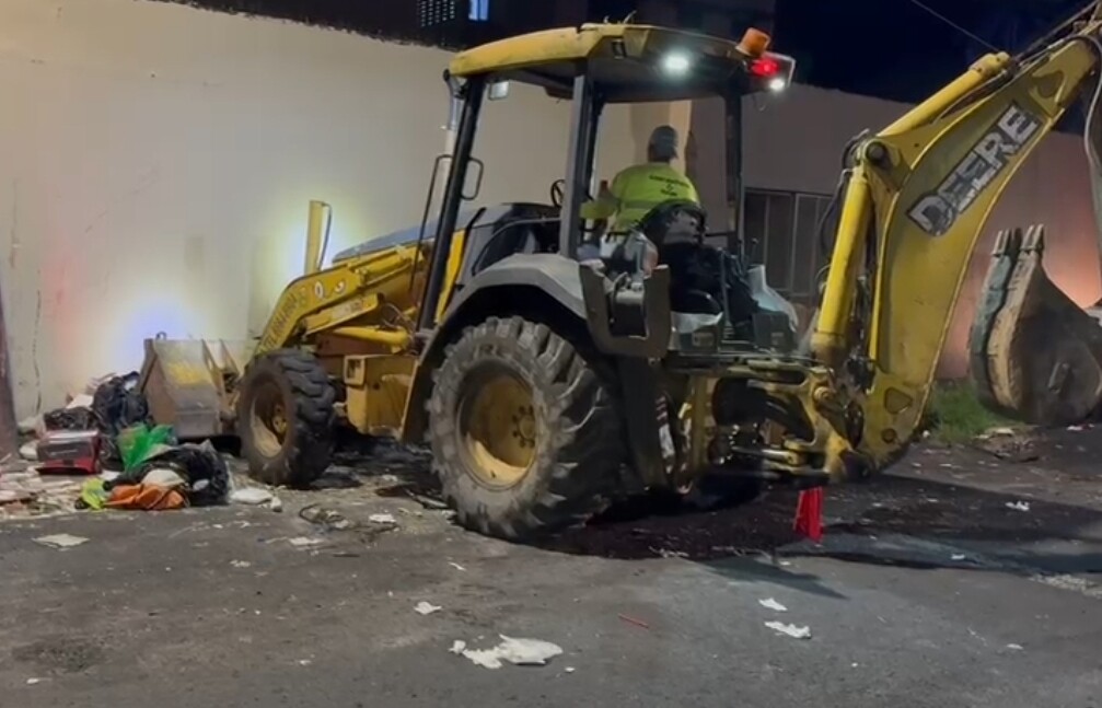 Колон избавляется от мусора перед Рождеством