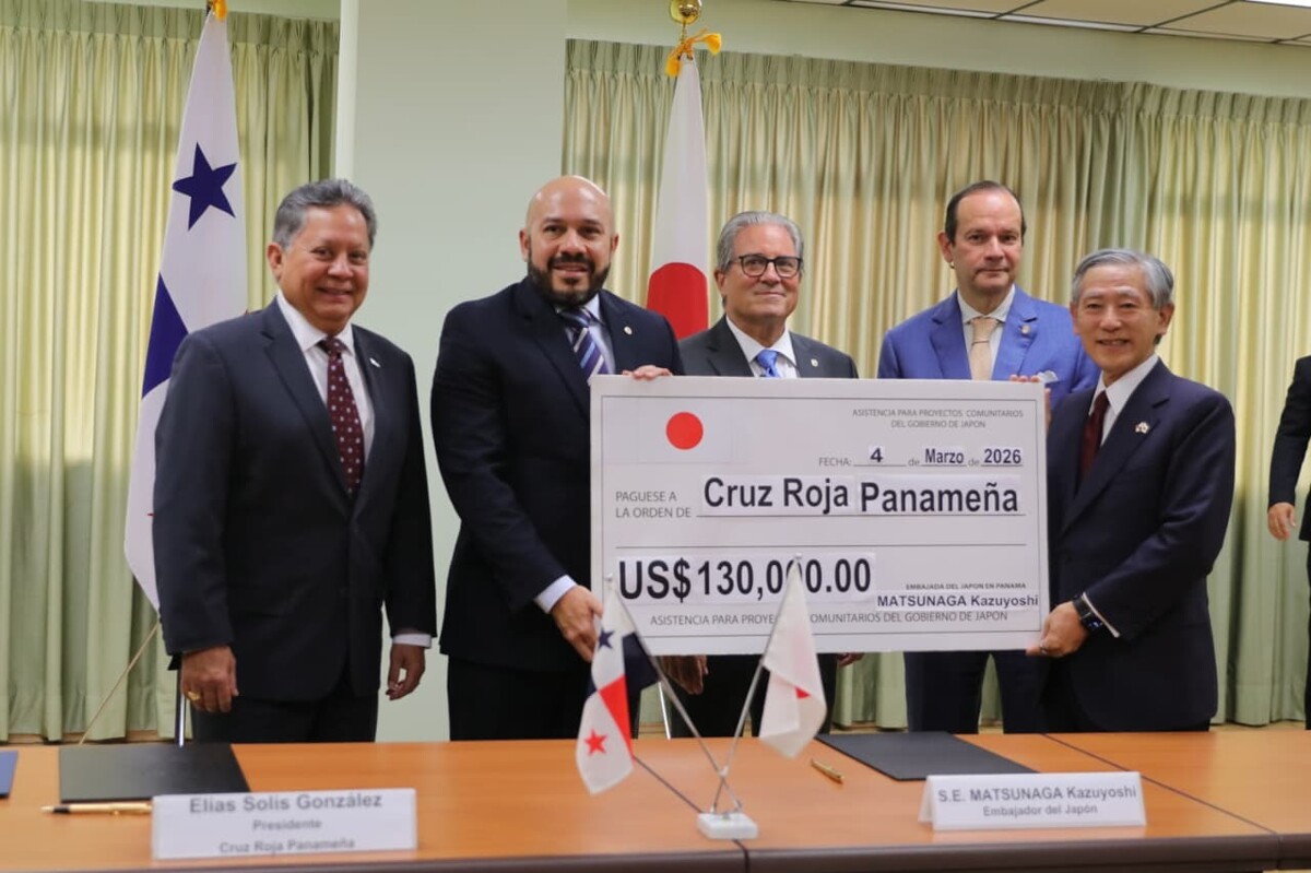 日本驻巴拿马大使馆为阿拉哈扬红十字会救护车提供资金