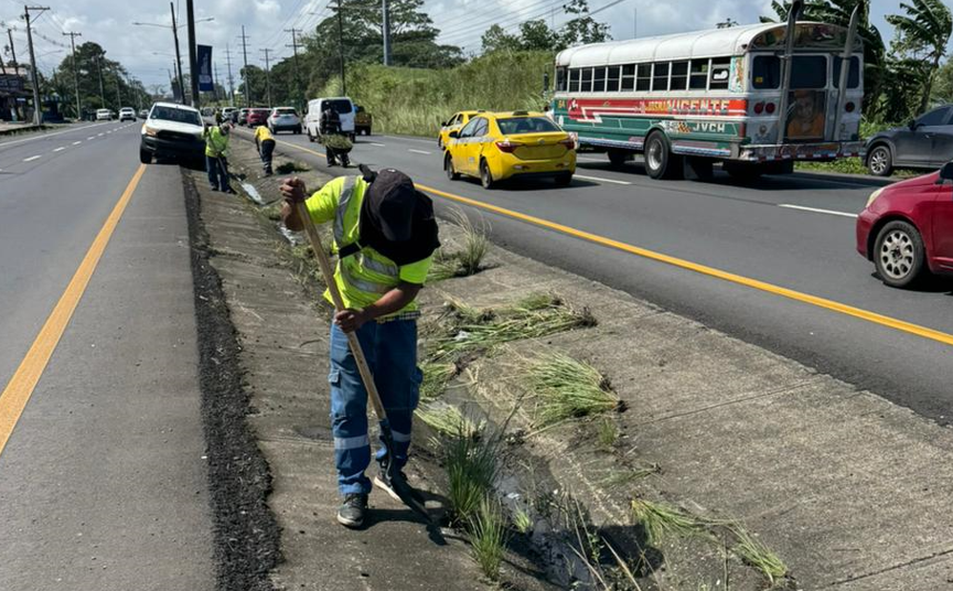 Cleaning of Gutters on the Transístmica Highway in Colón Province