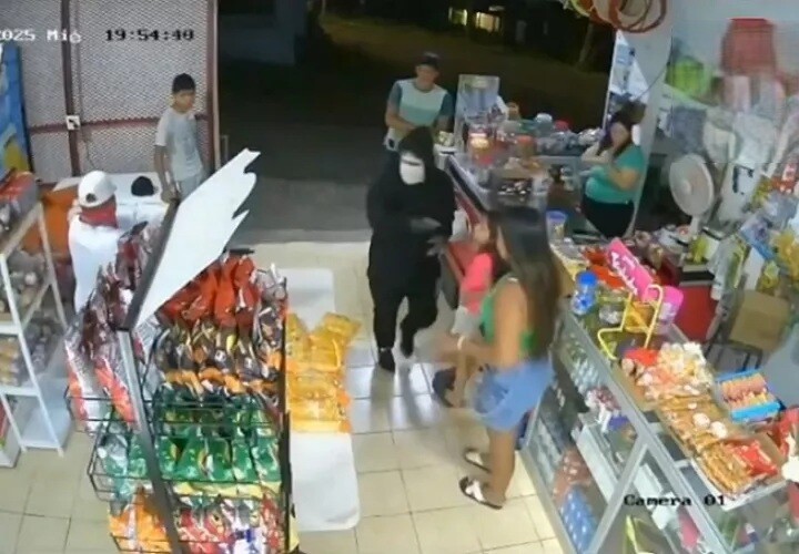 Two Robberies Caught on Camera in Panama