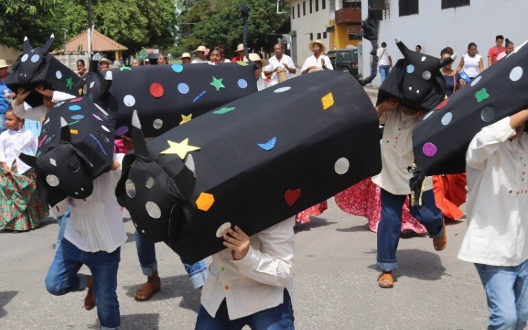 成立安东“美丽公牛节”管理委员会