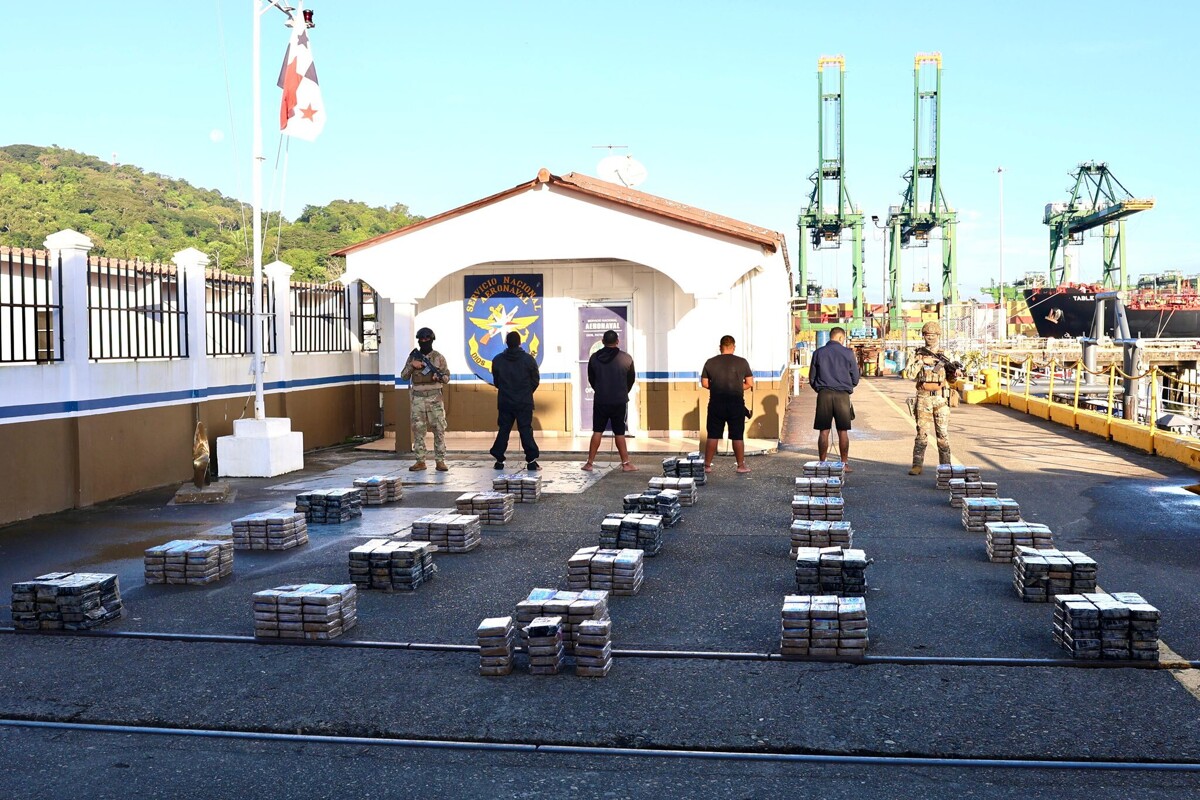 В Панаме изъяли 835 пакетов наркотиков в Тихом океане