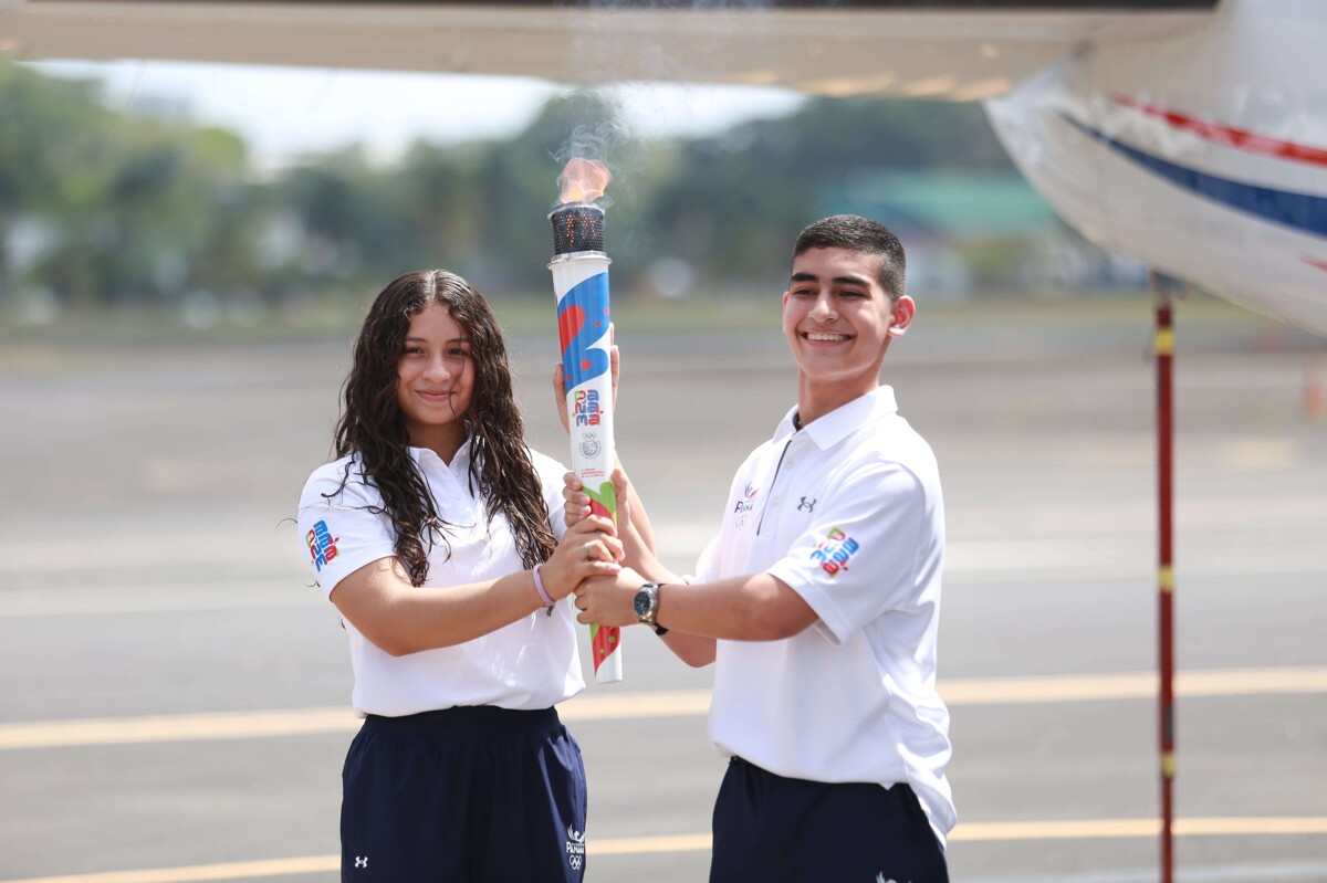 巴拿马点燃南美青年运动会火炬