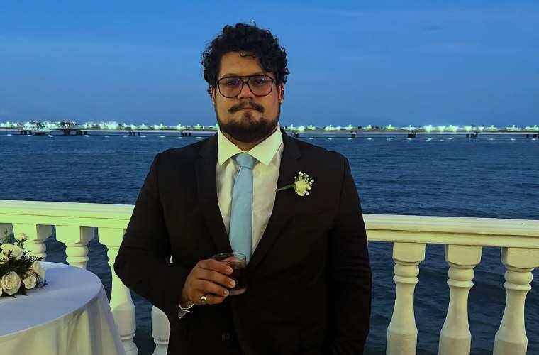 巴拿马歌手遭遇严重车祸