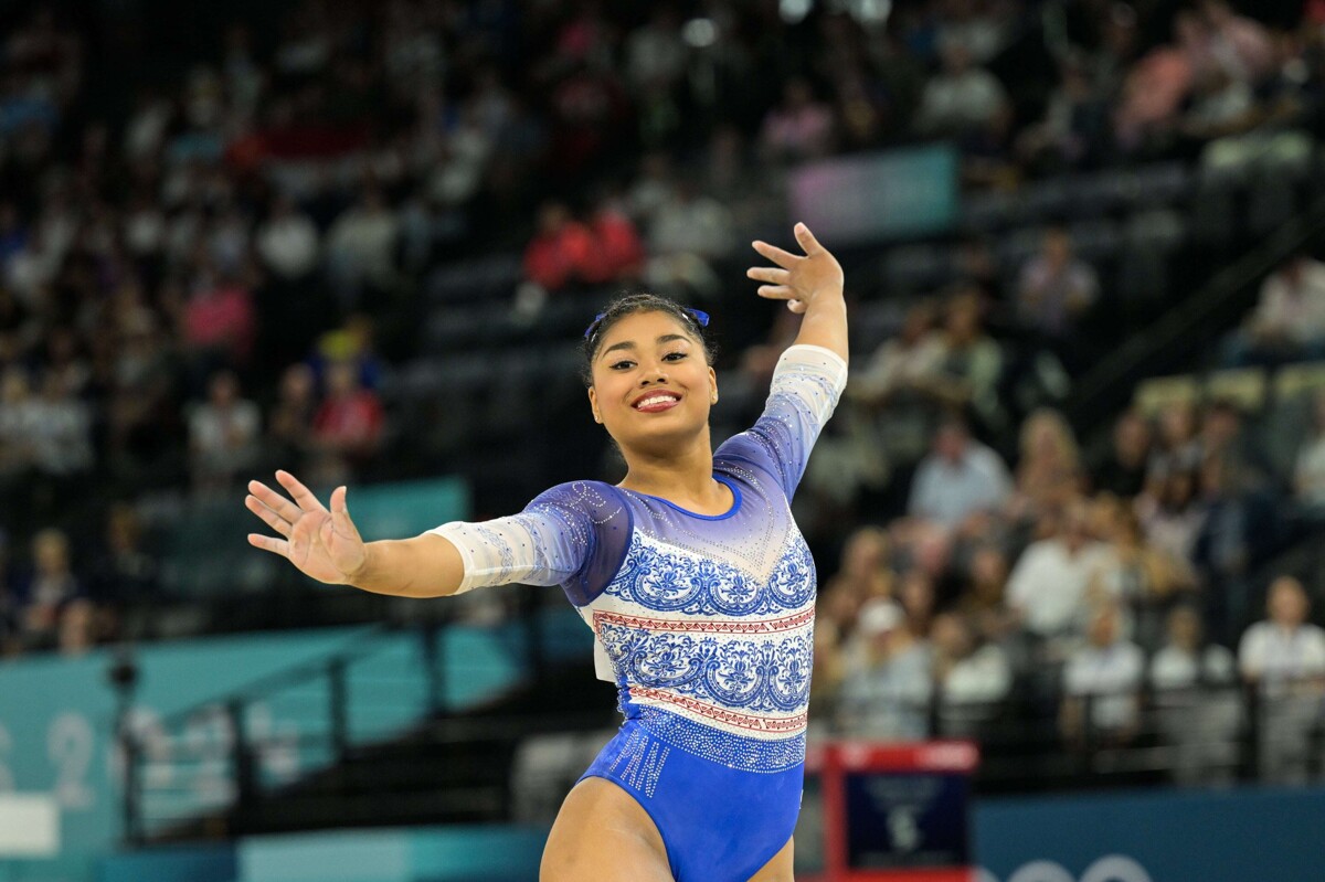 巴拿马体操运动员在开罗世界杯上获得银牌