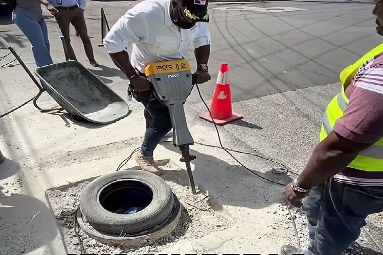 Colón Fights Bronze Manhole Cover Theft with Recycled Plastic Covers