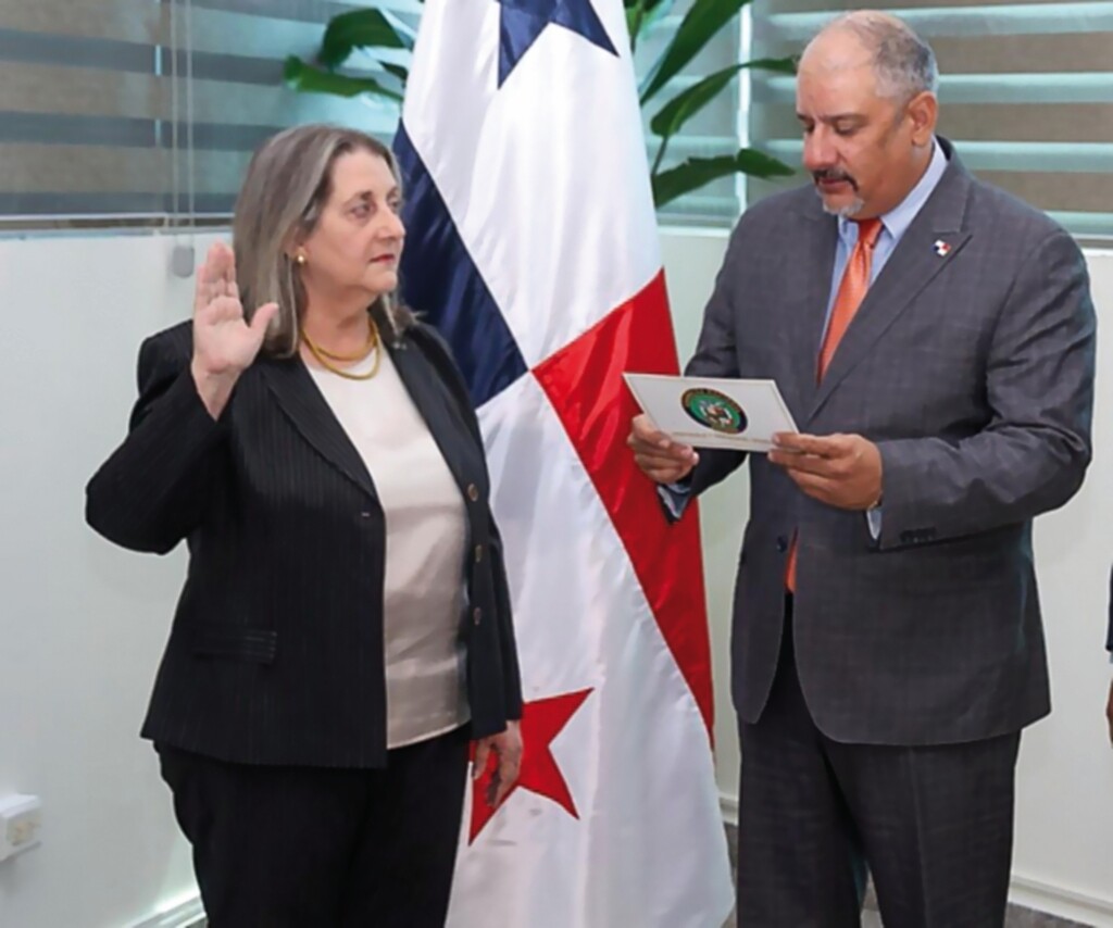 安赫拉·鲁索宣誓成为巴拿马新任人民监督员