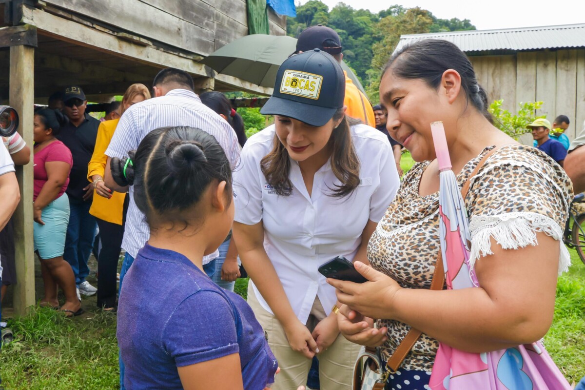 Minister of Labor and Vice of Housing prevent eviction of 300 people in Bocas del Toro