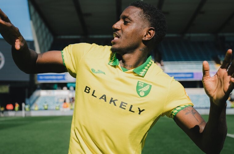 Coto Córdoba juega todo el partido con el Norwich