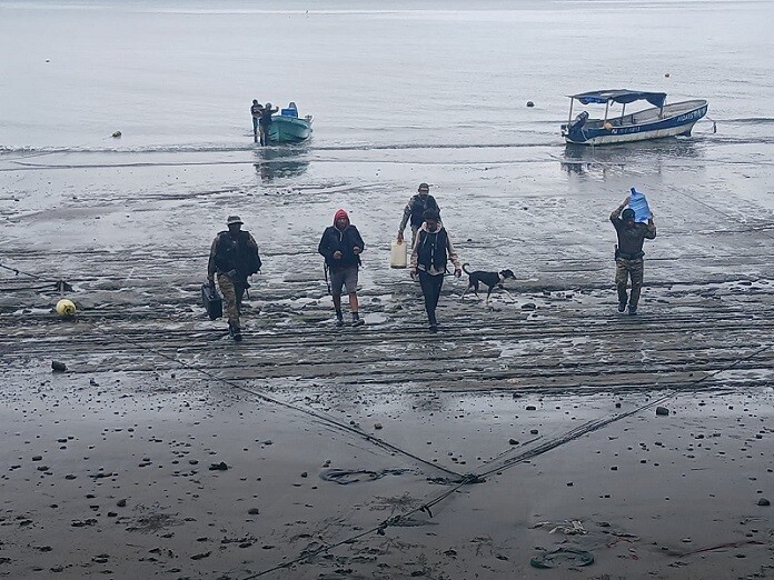 Спасение коста-риканцев после затопления их лодки у мыса Бурика