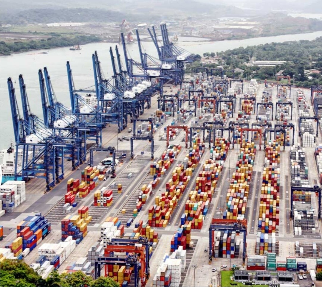 Presidente de Panamá anuncia periodo de transición para los puertos