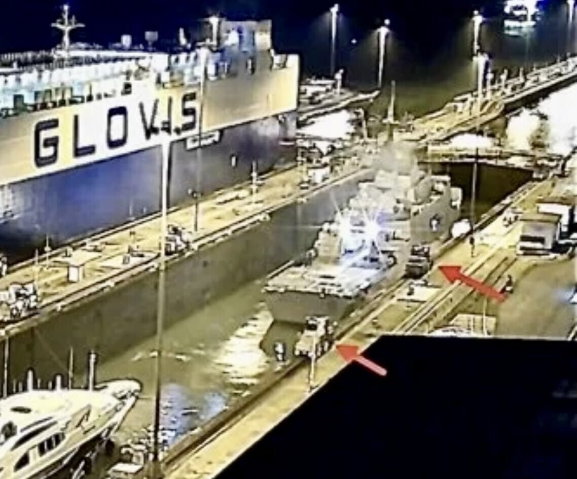 台湾战舰穿越巴拿马运河