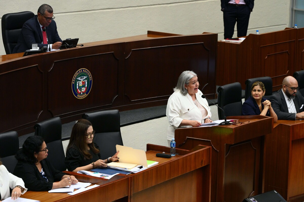 巴拿马部长就收容所违规问题接受质询