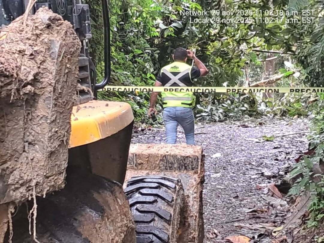 Authorities clear roads after landslides in Colón