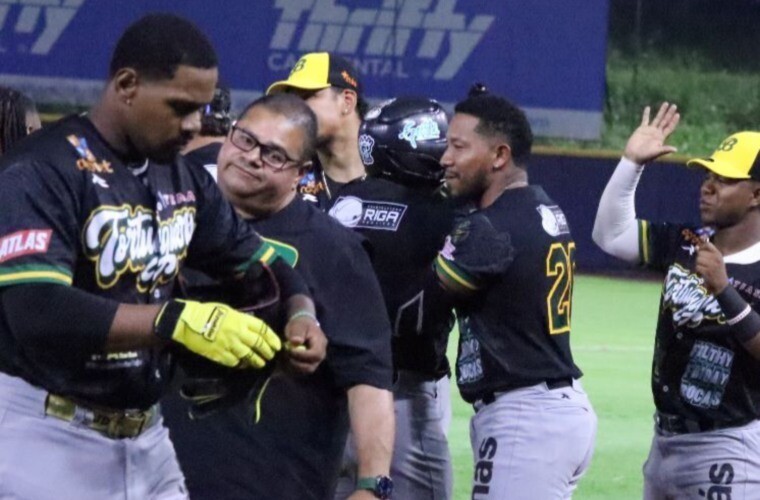 博卡斯德尔托罗队在季后赛系列赛中横扫科克莱队