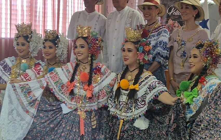 Las Tablas Prepares for the Parade of a Thousand Polleras