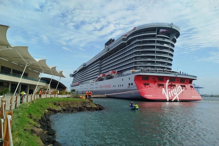 Modern Cruise Ship Arrives in Colón Province