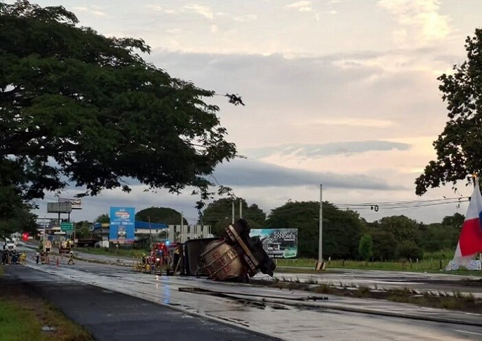 Fuel Tanker Overturns on the Inter-American Highway