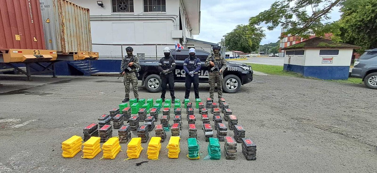 Полиция Панамы изъяла 300 кг наркотиков в порту