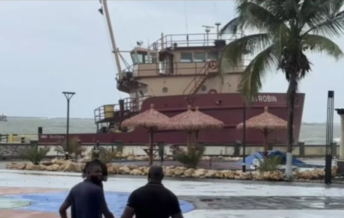 Two Ships Run Aground in Panama Amidst Severe Weather