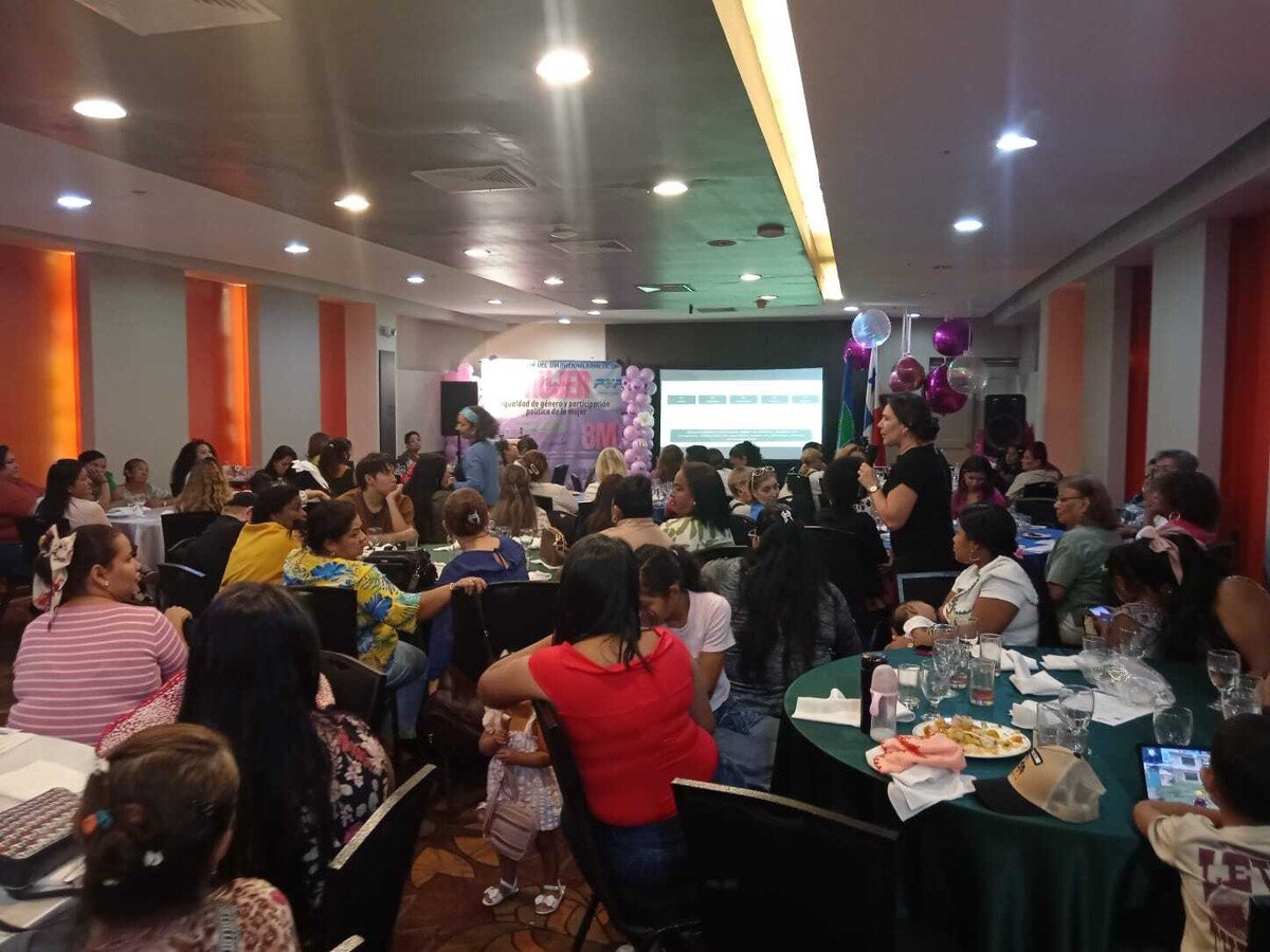 巴拿马人民党强调女性政治参与的重要性