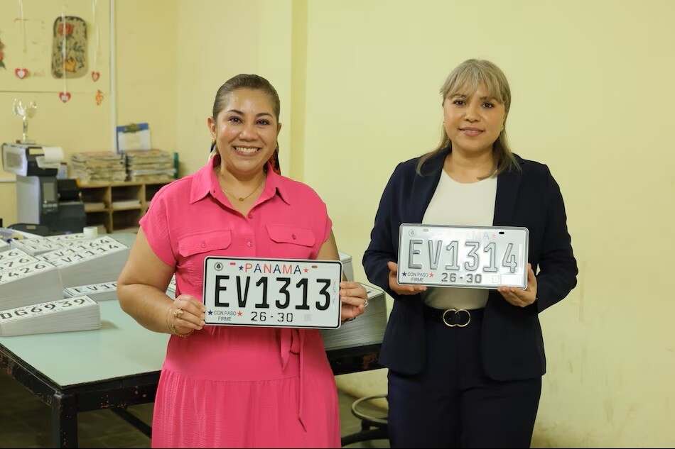 巴拿马车牌上的“坚定步伐”标语