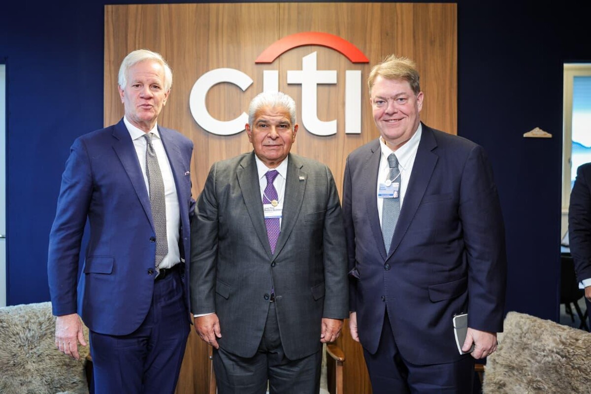 Panama's President Meets with Citi, Maersk, and AES in Davos