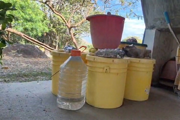 Residents of Los Chacones are tired of living without water