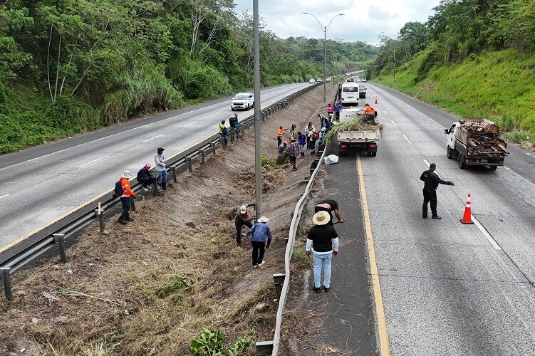 Volunteer Cleanup Drive in Arraiján