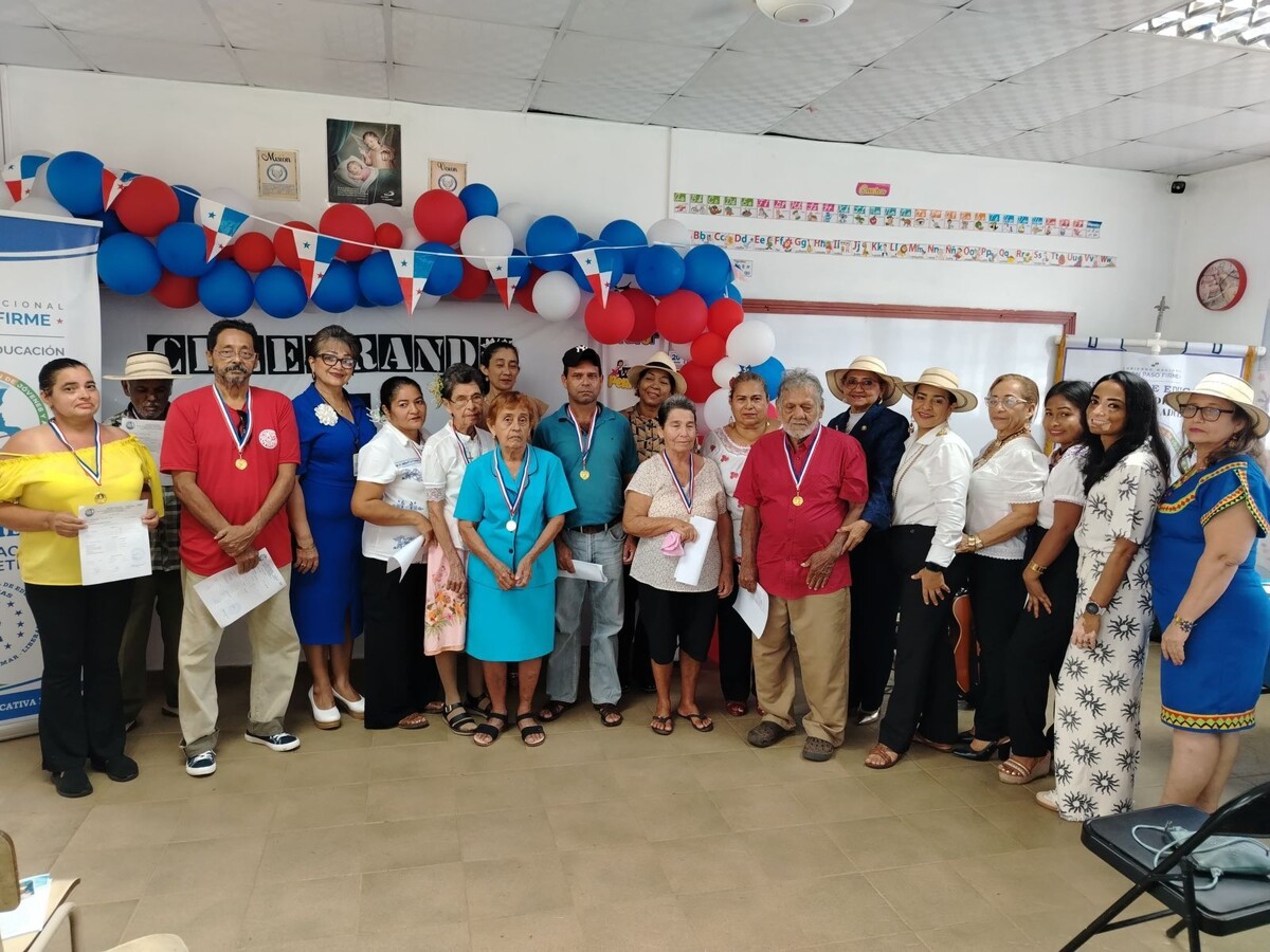 Четырнадцать взрослых в Панаме научились читать и писать