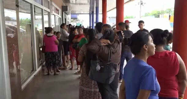 Panamanian Parents Line Up for Overdue Scholarships