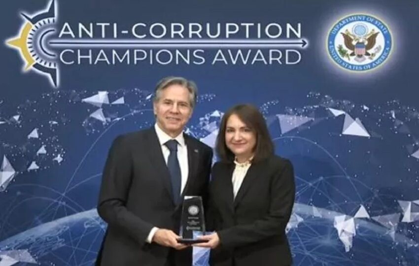 Бывший директор La Prensa получила антикоррупционную премию, несмотря на обвинения