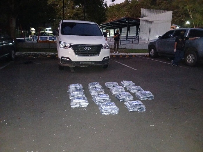 Double bottom dismantled in panel van: 70 drug packages seized