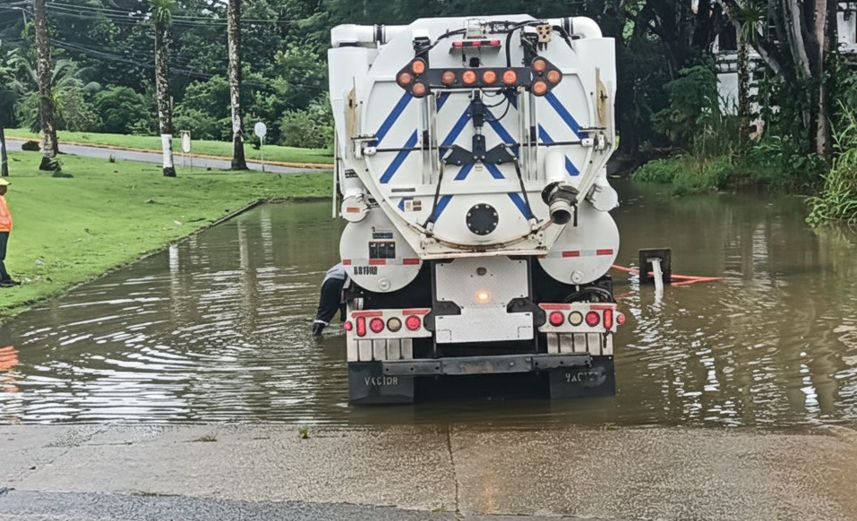 Panama Cleans Drains to Prevent Flooding