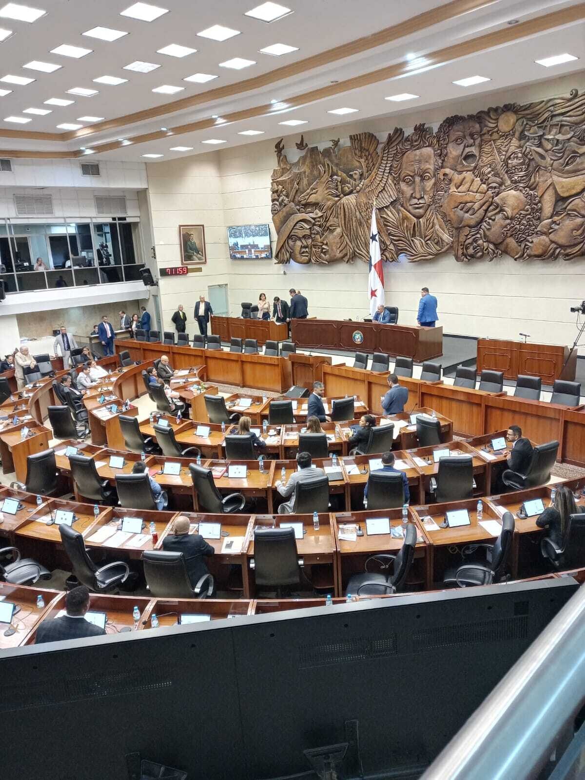 Panama: Parliament Allows Lawyer Deputies to Practice with License
