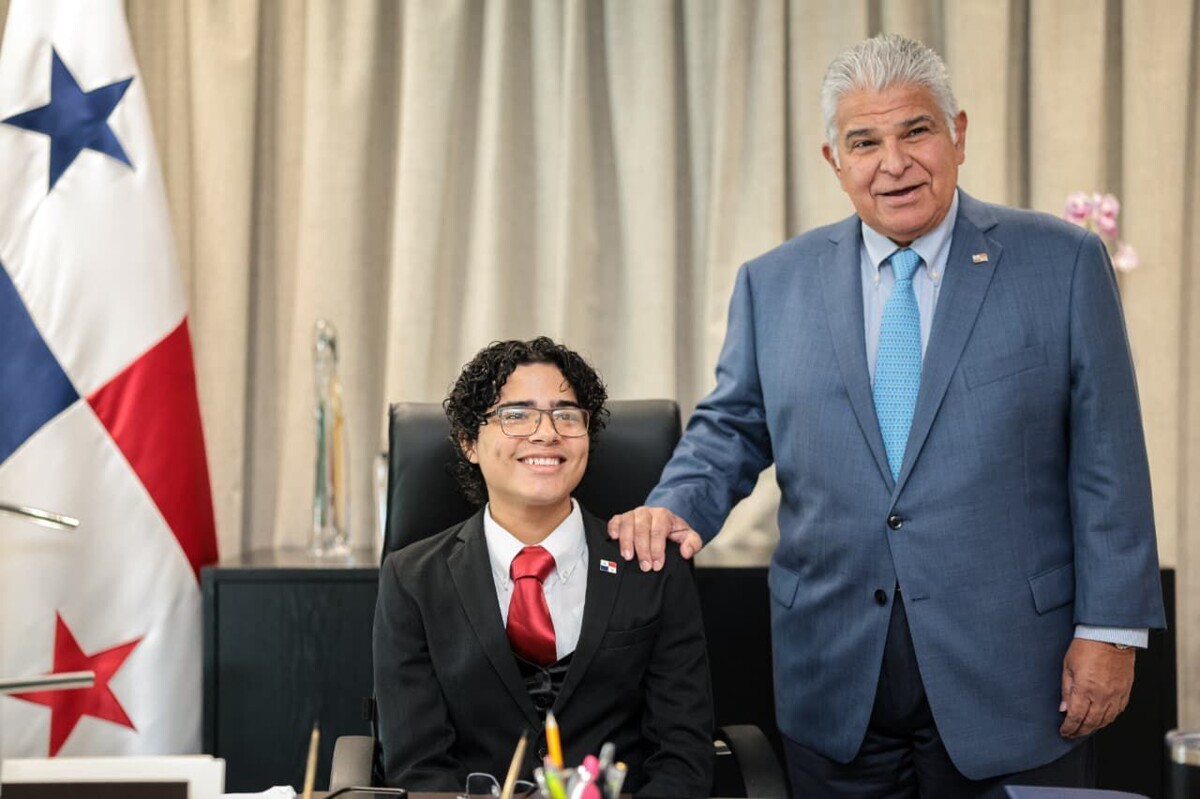 Президент Панамы приветствует первого студента-«президента» в День студента