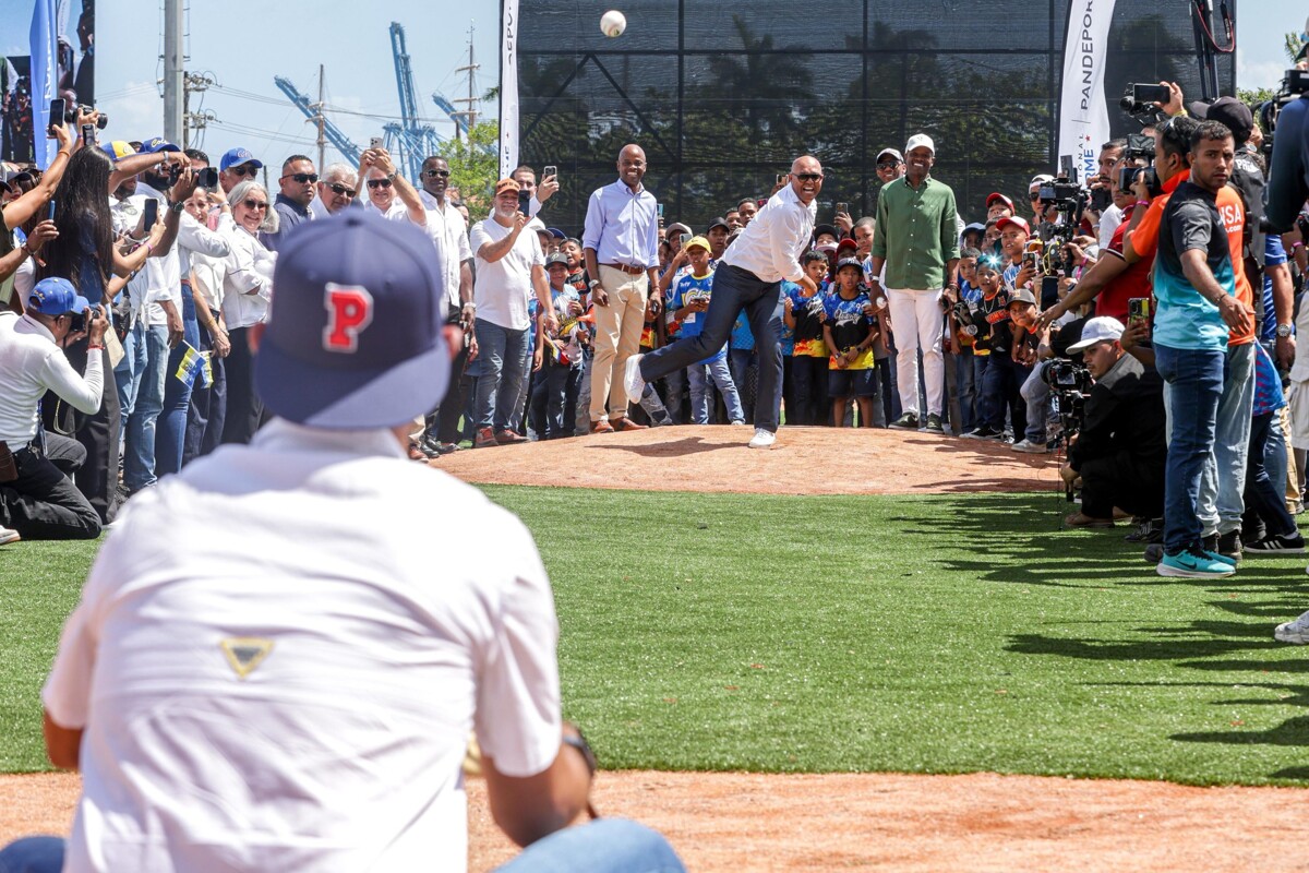 Panama President Inaugurates New Baseball Stadium in Colón