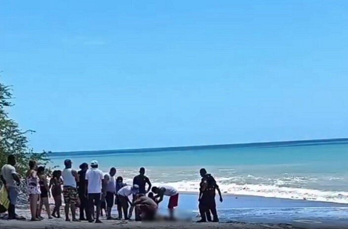 Hombre fallece ahogado intentando rescatar a mujer en playa de Panamá