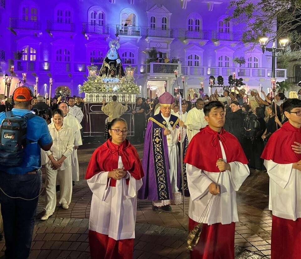 数百人参加巴拿马圣周五游行