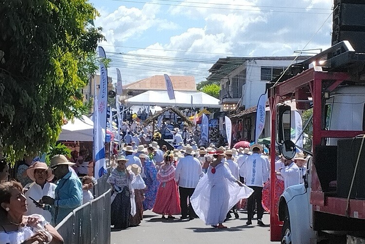 Organizers Satisfied with Thousand Polleras Parade Success