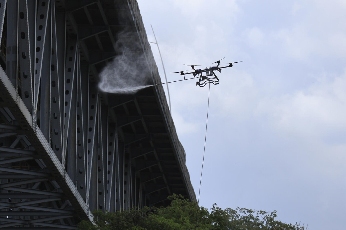 火灾后开始清理美洲大桥