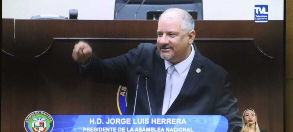 豪尔赫·埃雷拉强调数百万美元的节约，并承诺议会“没有勒索或特权”