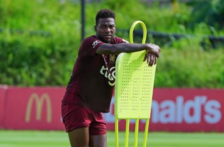 Plaza Amador Signs Omar Browne