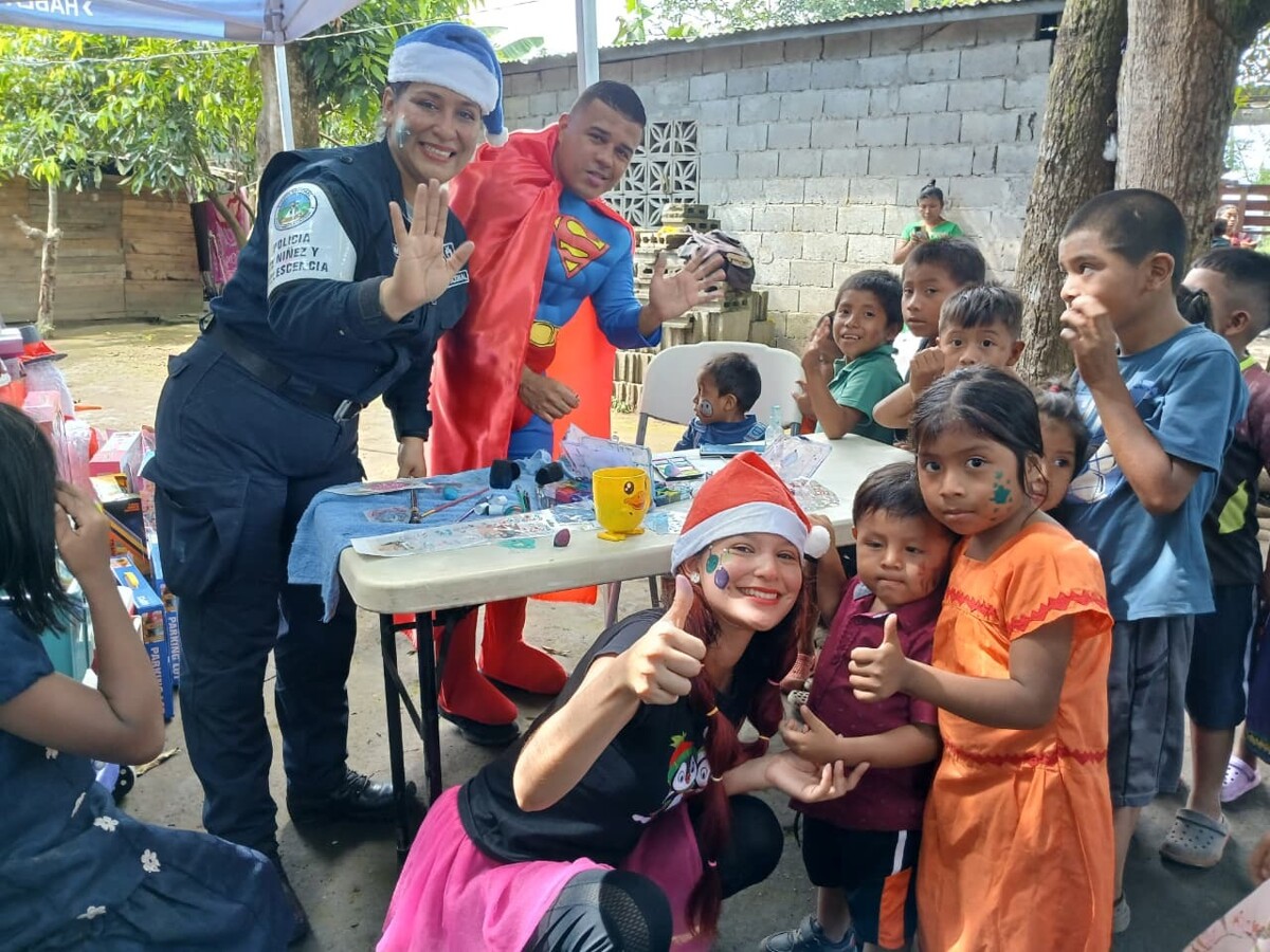 A Christmas Full of Smiles: National Police Celebrate with Children from Alanje