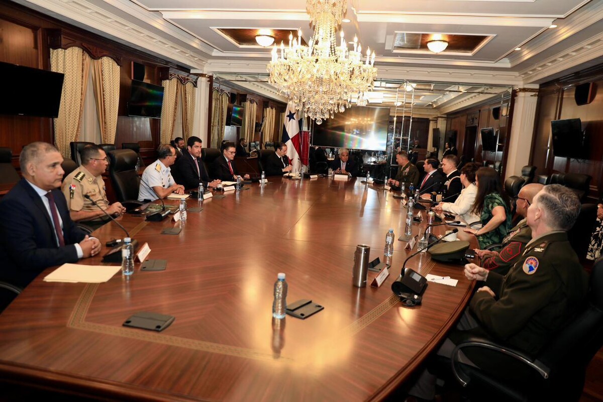 Panama's President and U.S. Southern Command Chief Discuss Crime Fight