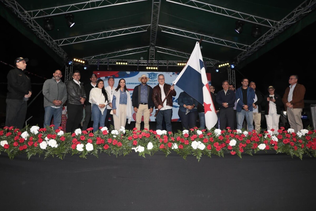 Бокете начал патриотические праздники с гордости: министр Орильяк несет флаг