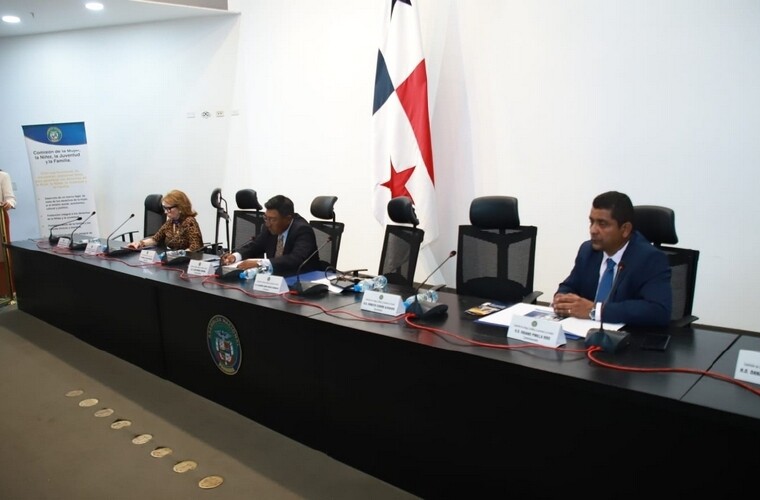 巴拿马开始就成立国家妇女研究所进行辩论