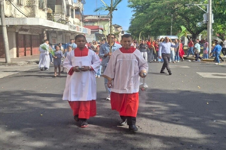 科隆圣周：海滩、教堂和家庭聚会
