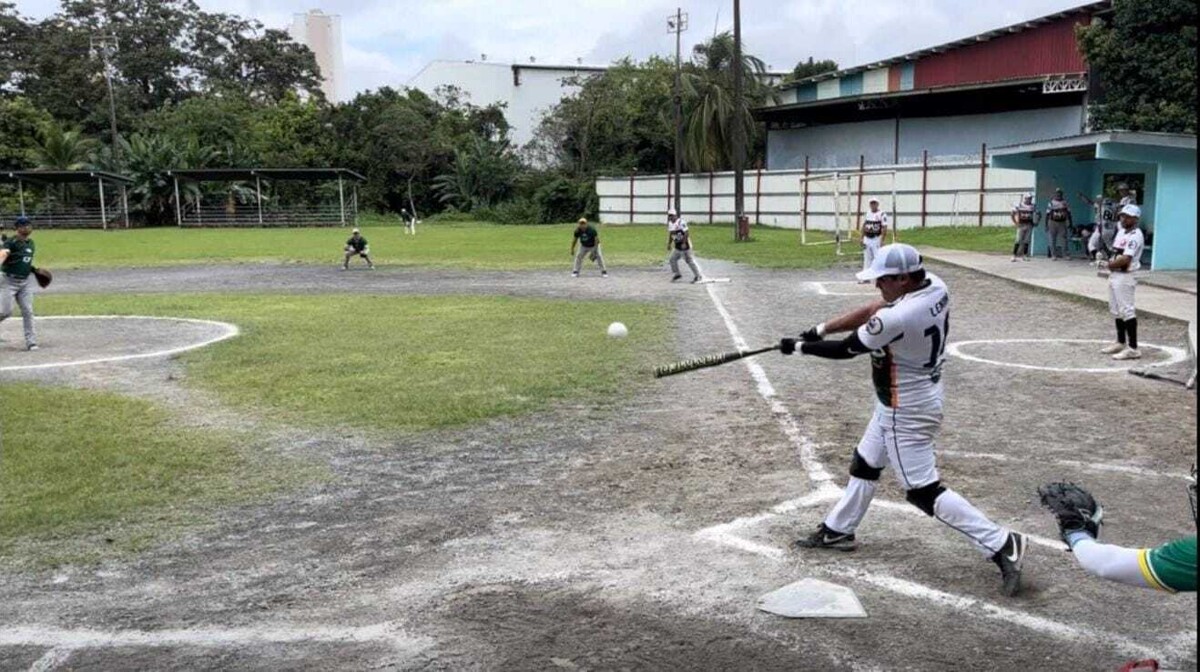 Journalists Dominate in I Softball Tournament of Professional Guilds